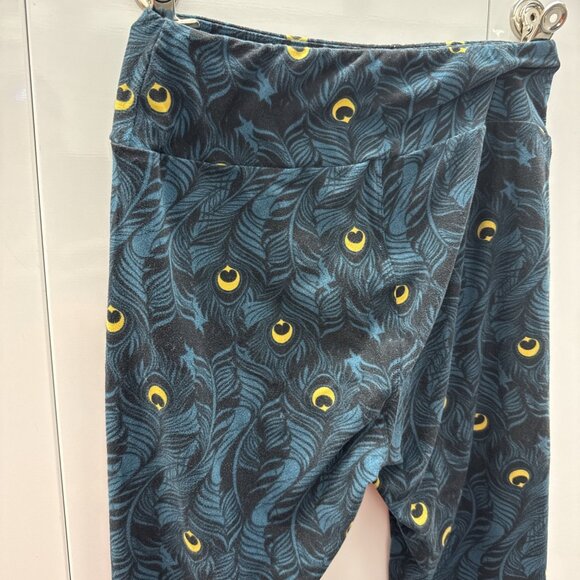 LuLaRoe Leggings - Black with Peacock Feather PAO One Size Measurement In Photo - Picture 5 of 9